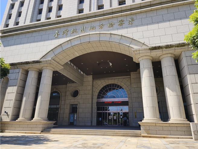 越南武姓、郯姓、胡姓男子等人得知阮姓同乡颇有财力，另张姓友人可以进入阮男住所，2021年6月埋伏在阮男的桃园大园住处，使计把阮男骗到1楼，把阮绑到苗栗凌虐，要求其家人支付10亿元越南盾，最后得手7亿元越南盾，并签下20亿元越南盾本票后，才将阮男放走。桃园地检署侦结，武男等人依掳人勒赎起诉。（赖佑维摄）