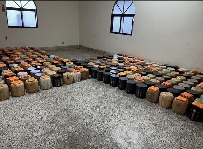 民眾亲属的骨灰罈遭放置在地上。（民眾提供／李京升台中传真）