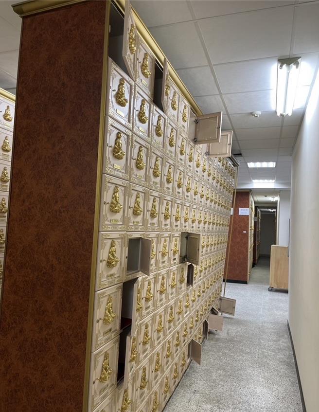 民眾质疑柜位倾斜但市府毫无作为。（民眾提供／李京升台中传真）