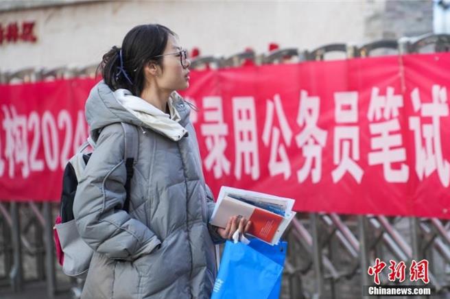 大陆2025国考15日启动报名，预计招收3.97万人，而为提振就业有近7成名额专招应届生。（中新网）