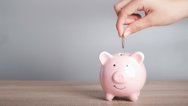 美國一名阿公70年來存了69公斤重的「巨型撲滿」，近日砸碎清點，金額高達2052.76美元（約新台幣6.6萬）。（示意圖：Shutterstock／達志）