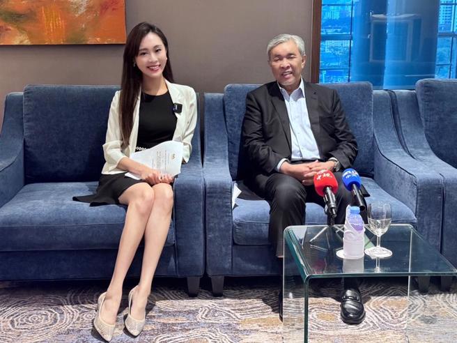 蔡婷育（左）全英文专访大马副首相阿末扎希。（中视提供）