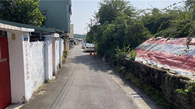 台中市大雅區忠義里月祥路361巷，緊鄰陸軍清泉崗營區，卻因L型巷弄狹窄、路寬不到3公尺。（李京昇攝）