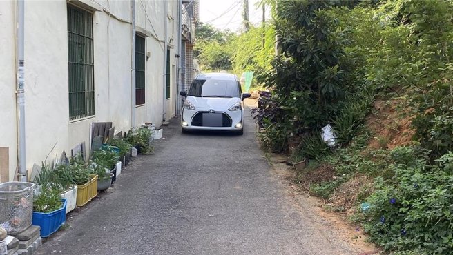 汽車勉強通行。（李京昇攝）