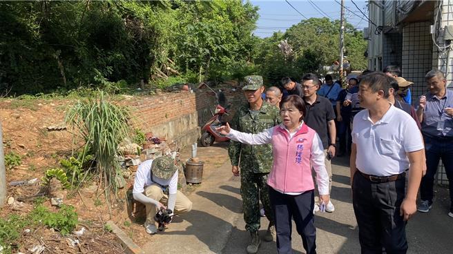 立委楊瓊瓔希望能夠拓寬道路。（李京昇攝）