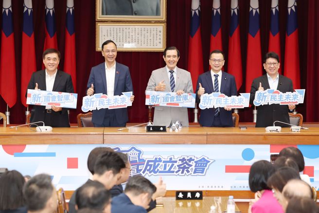 國民黨立委羅智強（右二）籌備「新國會智庫」，15日邀請前總統馬英九（中）、國民黨主席朱立倫（左二）、國民黨前副主席郝龍斌（左）等到場一同與會。（杜宜諳攝）