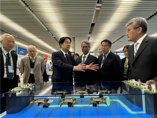 賴清德總統(左三)在中研院院長廖俊智(右三)帶領下參觀南部院區。(曹婷婷攝)