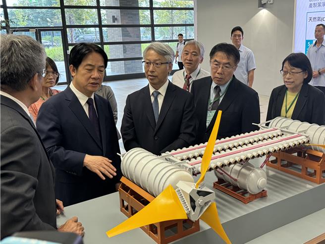 賴清德(左二)參觀洋流發電設備。(曹婷婷攝)