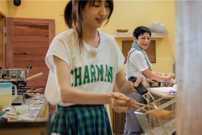 柯佳嬿（左）差点被张艾嘉调离厨房。（泰坦星文创影视提供）