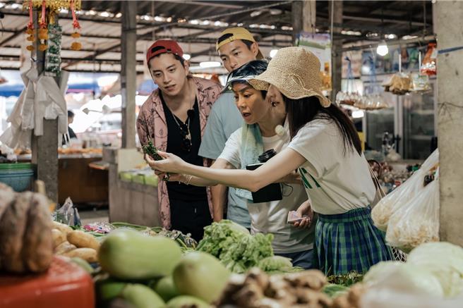 王大陆（左起）、杨佑寧、张艾嘉、柯佳嬿前往市场挑选食材。（泰坦星文创影视提供）