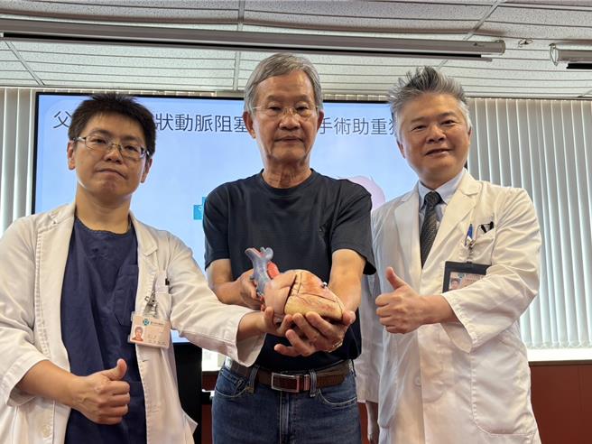 黎先生因冠状动脉严重阻塞，至台中荣总以达文西微创冠状动脉绕道手术治疗成功。（由左到右：心臟外科医师游茱棱、病患黎先生、心臟血管中心副主任魏皓智）（冯惠宜摄）
