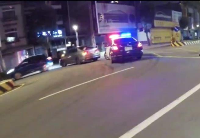 改裝車懸掛偽造車牌，警匪追逐攔捕二度被逃逸。(取自社會事新聞影音／呂筱蟬桃園傳真)