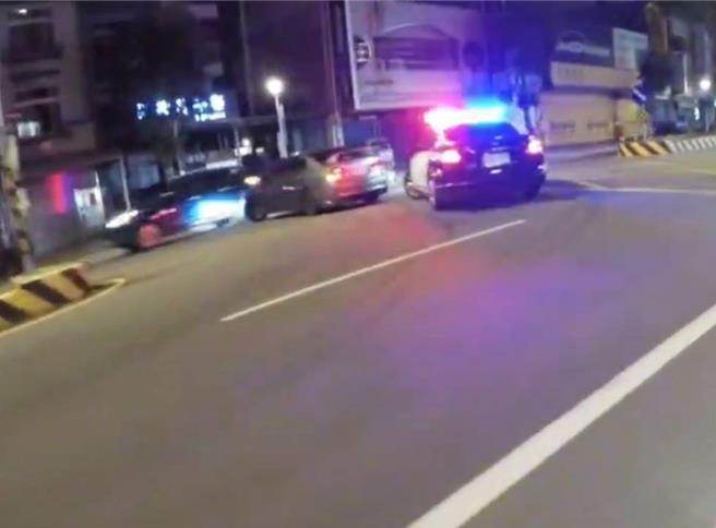 改裝車懸掛偽造車牌，警匪追逐攔捕二度被逃逸。(取自社會事新聞影音／呂筱蟬桃園傳真)
