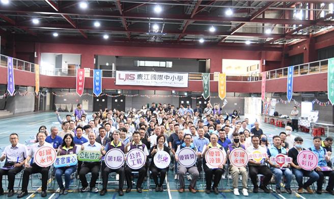 彰化县政府举办第一届「彰化县政府公共工程优质奖」，有47件报名，得奖的有土木、水利、建筑设施及文化资产类等共27件。（叶静美摄）