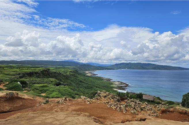 屏东县10家民宿获得金质好客民宿，有8家在恒春半岛。图为恒春半岛垦丁龙磐公园。（罗琦文摄）