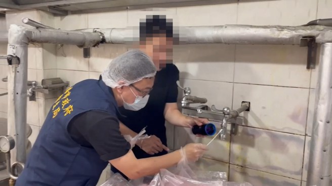 高雄市卫生局前往中正预校，採集烹煮现场检体送验。（图／高雄市卫生局提供）