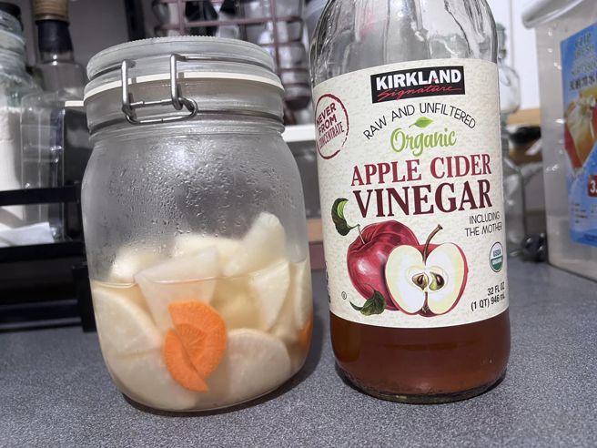 女网友分享好市多一款苹果醋，拿来腌萝卜风味超讚。（翻摄Costco好市多 商品经验老实说）