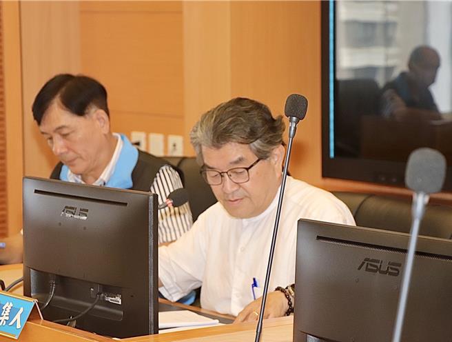 台中市议会教育文化委员会召集人李中说，教育局若再不提送厨工薪资调整办法，将搁置营养午餐预算。（林欣仪摄）