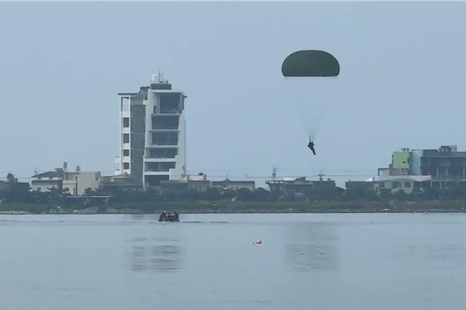 陸軍空訓中心在大鵬灣進行水域跳傘訓練。（民眾提供／羅琦文屏東傳真）
