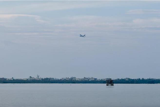 陸軍空訓中心在大鵬灣進行水域跳傘訓練。（民眾提供／羅琦文屏東傳真）