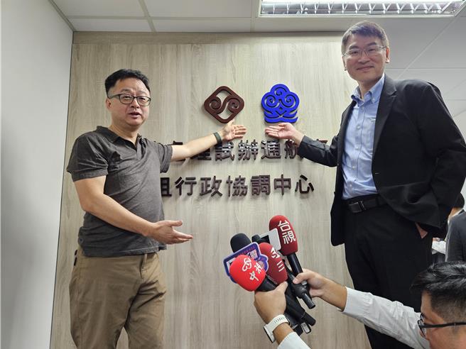 陆委会副主委梁文杰（右）与海基会秘书长罗文嘉（左）等人15日上午于马祖南竿出席「马祖行政协调中心海基会办公室」挂牌仪式。（陈冠宇摄）