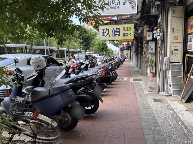 清华大学对面、光復路二段人行道上，因划设机车停车格，机车常骑上人行道，市议员刘崇显建议仿照清大侧，改为避车弯形式。（王惠慧摄）