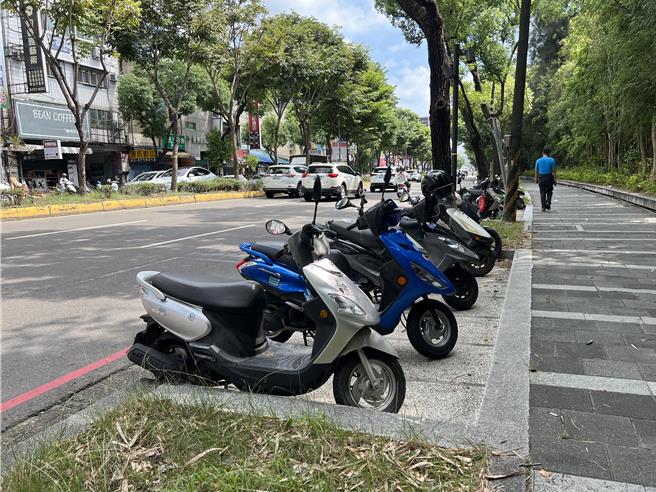 靠近清大侧的机车停车格，因先前设计就採取避车弯形式，未占用人行道，步行安全上更为安全。（王惠慧摄）