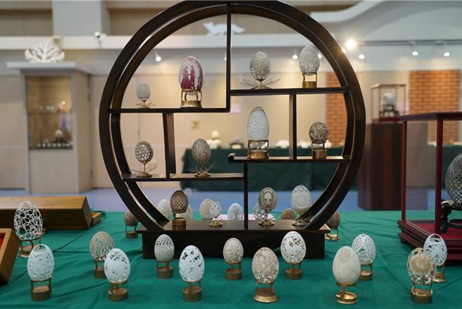 廖启镇投入蛋雕艺术创作近40年，他选出超过400件的蛋雕作品，在鹿港镇图书艺文中心展出至11月17日，让民眾一窥蛋雕艺术的惊奇之美。（鹿港镇公所提供／叶静美彰化传真）