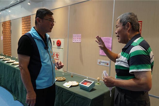 蛋雕艺术创作家廖启镇(右)向鹿港镇长许志宏（左）介绍其蛋雕作品。（鹿港镇公所提供／叶静美彰化传真）