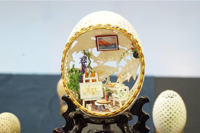 蛋雕艺术创作家廖启镇蛋雕作品。（鹿港镇公所提供／叶静美彰化传真）