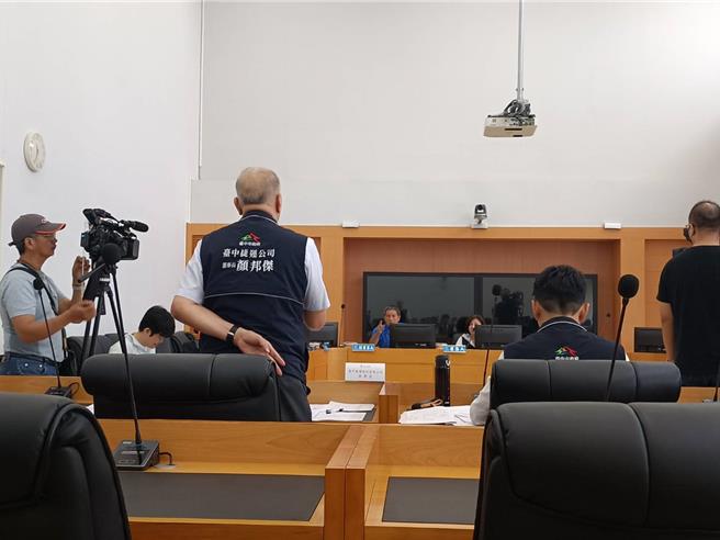 台中市議會今天進行交通地政委員會審查，交通局提案「中捷公司增資20億」計畫。（陳淑娥攝）