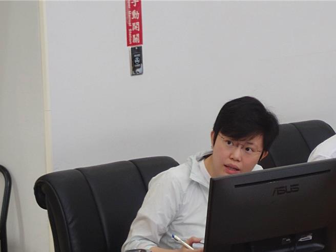 市議員陳俞融表示，中捷年年虧損，如今又要增資20億，下一條捷運10年後才會誕生，這10年難道要靠增資過活？（陳淑娥攝）