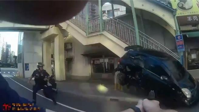 员警对嫌犯车辆开抢制止。（三重警分局提供）