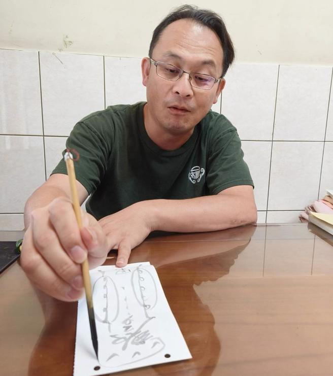 王国信从事道长多年，常会因不同需求而画符令。（廖素慧摄）