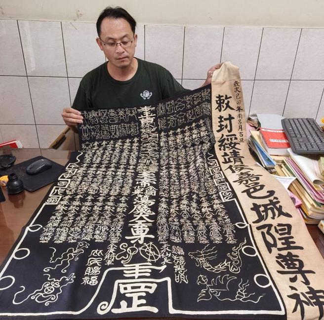 王国信研究地方道坛文化，保存道教相关文物。（廖素慧摄）