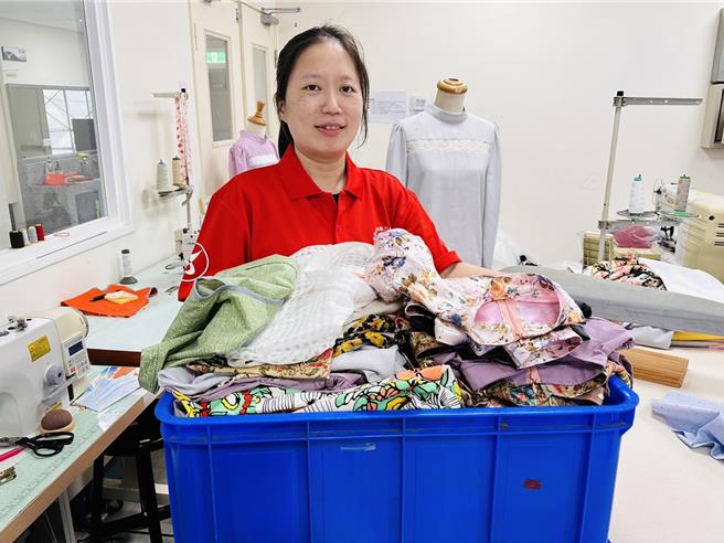 桃竹苗分署培训的身障赛「基础女装」职类选手游懿文，苦练服装制作。（桃竹苗分署提供／吕筱蝉桃园传真）