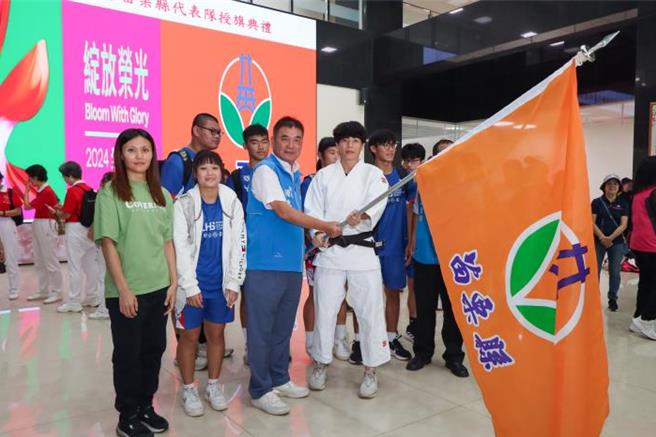 苗栗縣長鍾東錦15日親自為苗栗縣全運會代表隊授旗並頒發加菜金。（苗栗縣政府提供／謝明俊苗栗傳真）