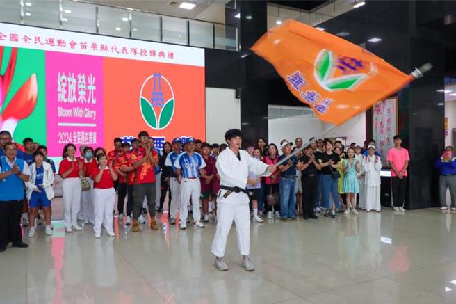 苗栗縣長鍾東錦15日親自為苗栗縣全運會代表隊授旗並頒發加菜金。（苗栗縣政府提供／謝明俊苗栗傳真）