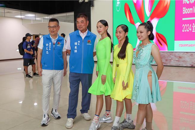 苗栗縣長鍾東錦15日親自為苗栗縣全運會代表隊授旗並頒發加菜金。（苗栗縣政府提供／謝明俊苗栗傳真）