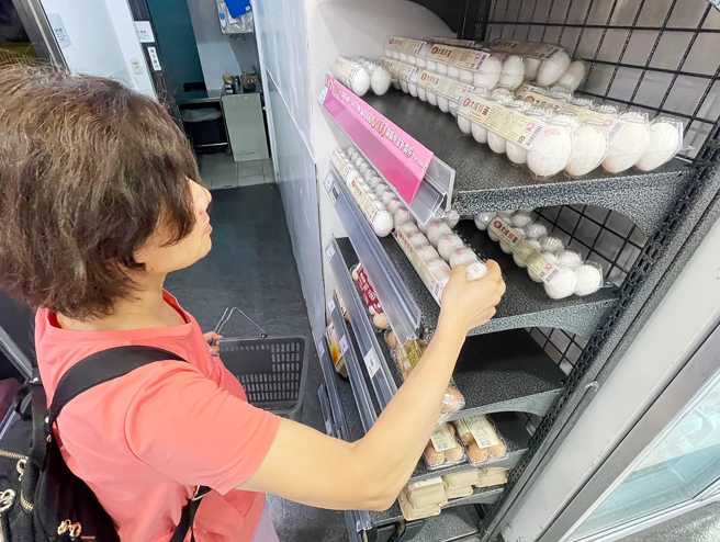 多數人不知道盒裝蛋要從盒子後面的虛線拆開。（圖／示意圖，記者季志翔攝影）