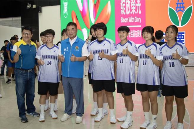 苗栗縣長鍾東錦15日親自為苗栗縣全運會代表隊授旗並頒發加菜金。（苗栗縣政府提供／謝明俊苗栗傳真）