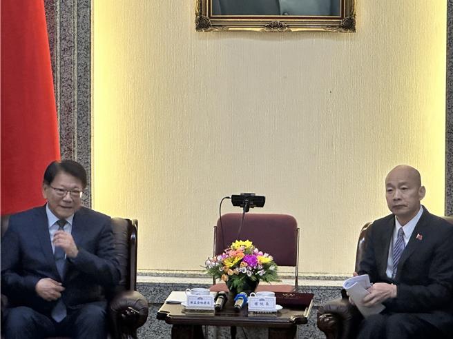 立法院長韓國瑜（右）與總統府祕書長潘孟安（左）。（周毓翔攝）