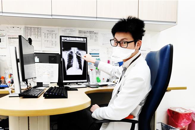 台北荣总新竹分院胸腔内科主任邱华彦表示，感染登革热严重的或会导致血液循环系统衰竭、休克及死亡，若被蚊子叮咬后有症状，尽速到医院做登革热筛检。（台北荣总新竹分院提供／罗浚滨新竹传真）