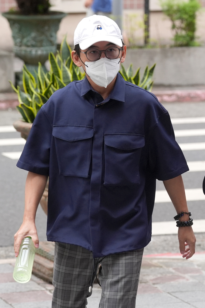 捲入MeToo風波的藝人黃子佼因涉嫌持有未成年性影像遭檢方起訴，台北地院15日再度開庭審理，黃子佼戴著帽子、口罩，不發一語快步進入地院。（黃世麒攝）