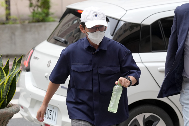 捲入MeToo風波的藝人黃子佼因涉嫌持有未成年性影像遭檢方起訴，台北地院15日再度開庭審理，黃子佼戴著帽子、口罩，不發一語快步進入地院。（黃世麒攝）