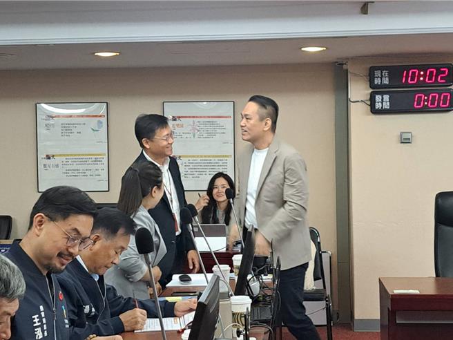 国民党台北市议员陈重文(右1)与叶林传15日于教育委员会议提出，北市高中职学校发放青年服勤意愿调查表，引发家长、学生恐慌，北市教育局回应，一切尊重学学生填写，绝无强迫。（温予菱摄）