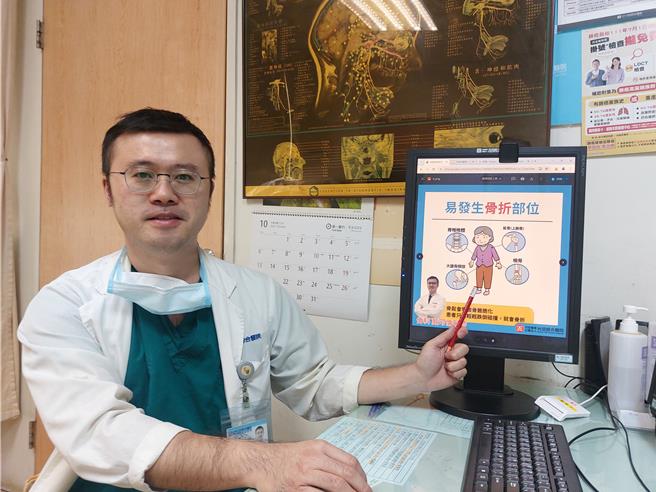 光田综合医院骨科严可伦医师提醒民眾防治骨松。（院方提供／李京升台中传真）
