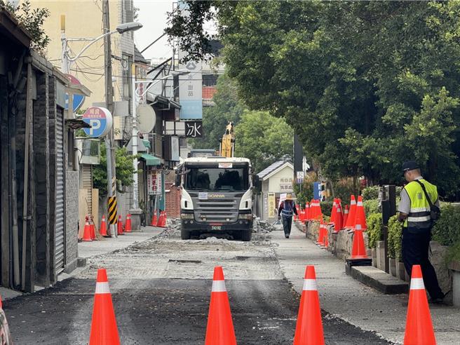 國定古蹟霧峰林家宮保第園區前民生路原是石板鋪面，近年頻頻傳出機車「犁田」事故，地方決議改鋪柏油，10日起進場施作，卻有民眾貼反對鋪設柏油海報。（潘虹恩攝）