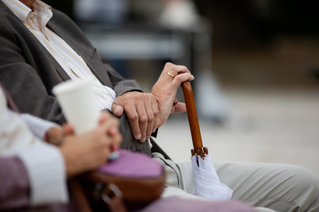 7旬嬷拿雨伞当手杖跌倒骨折，医曝「骨质疏松」是元凶。（示意图：shutterstock／达志）