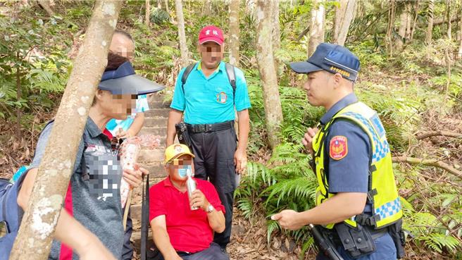 警方协助山友下山。（民眾提供／李京升台中传真）